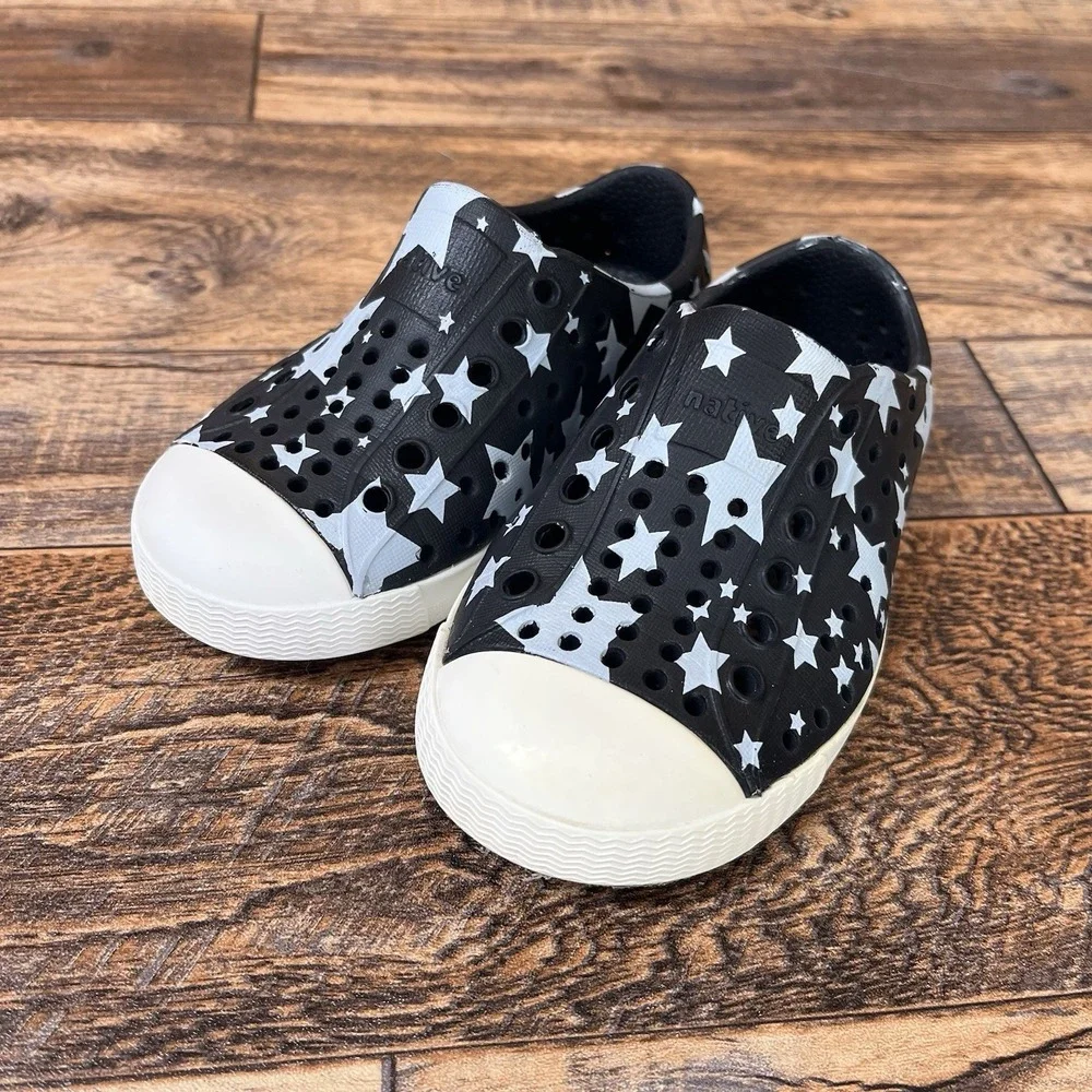 Native Jefferson  Slip On Shoes Size  C6  Youth Kids  Black Stars Sandals